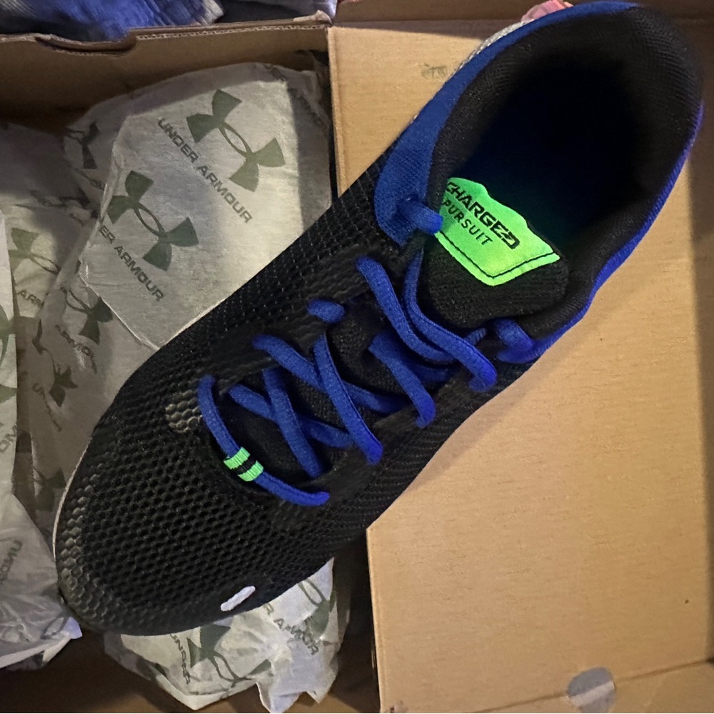 NIB Under Armour 3025249 001 Men Charged Pursuit 2 BL SPK BLACK/BLUE Shoes